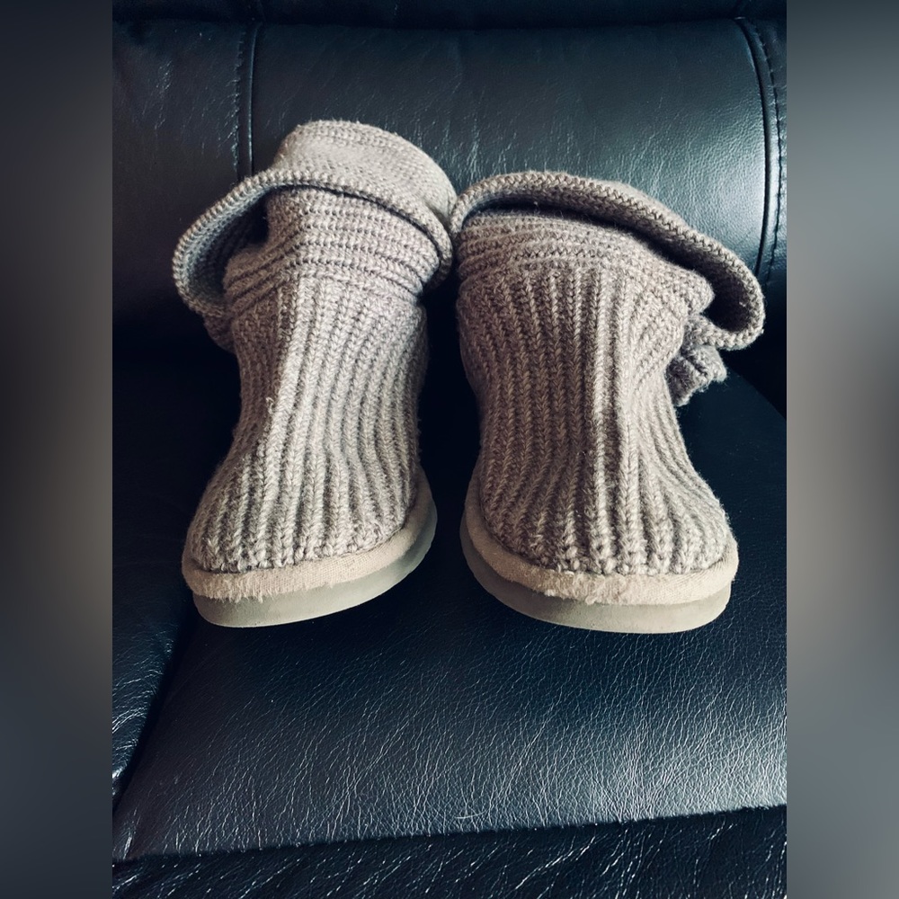 UGGS | Gray Tall Sweater Button Uggs | Size 8 🩶🖤 - Picture 12 of 14